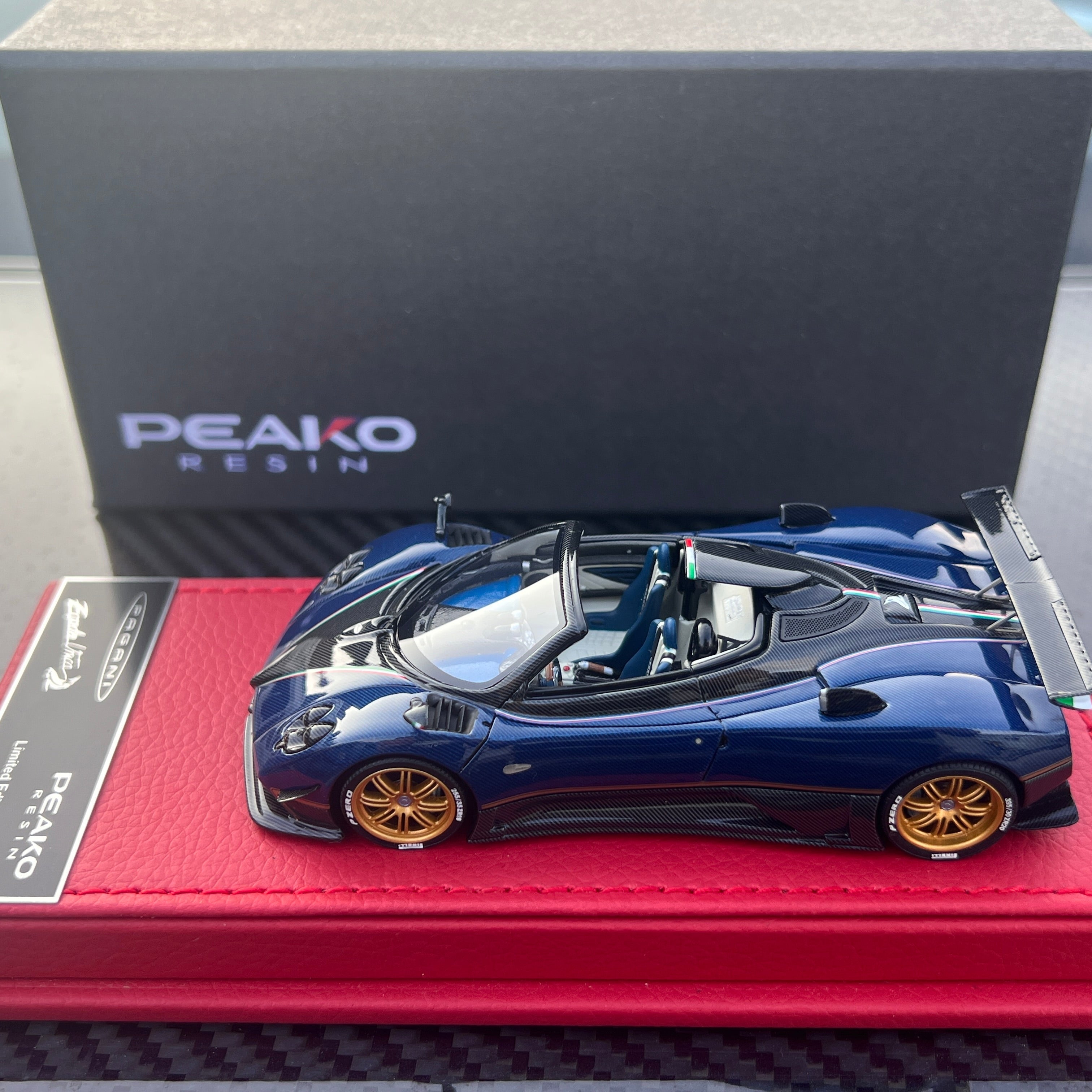PEAKO 1:43 Pagani Zonda 760 Roadster Aether Full Carbon / UNICA Blue Carbon