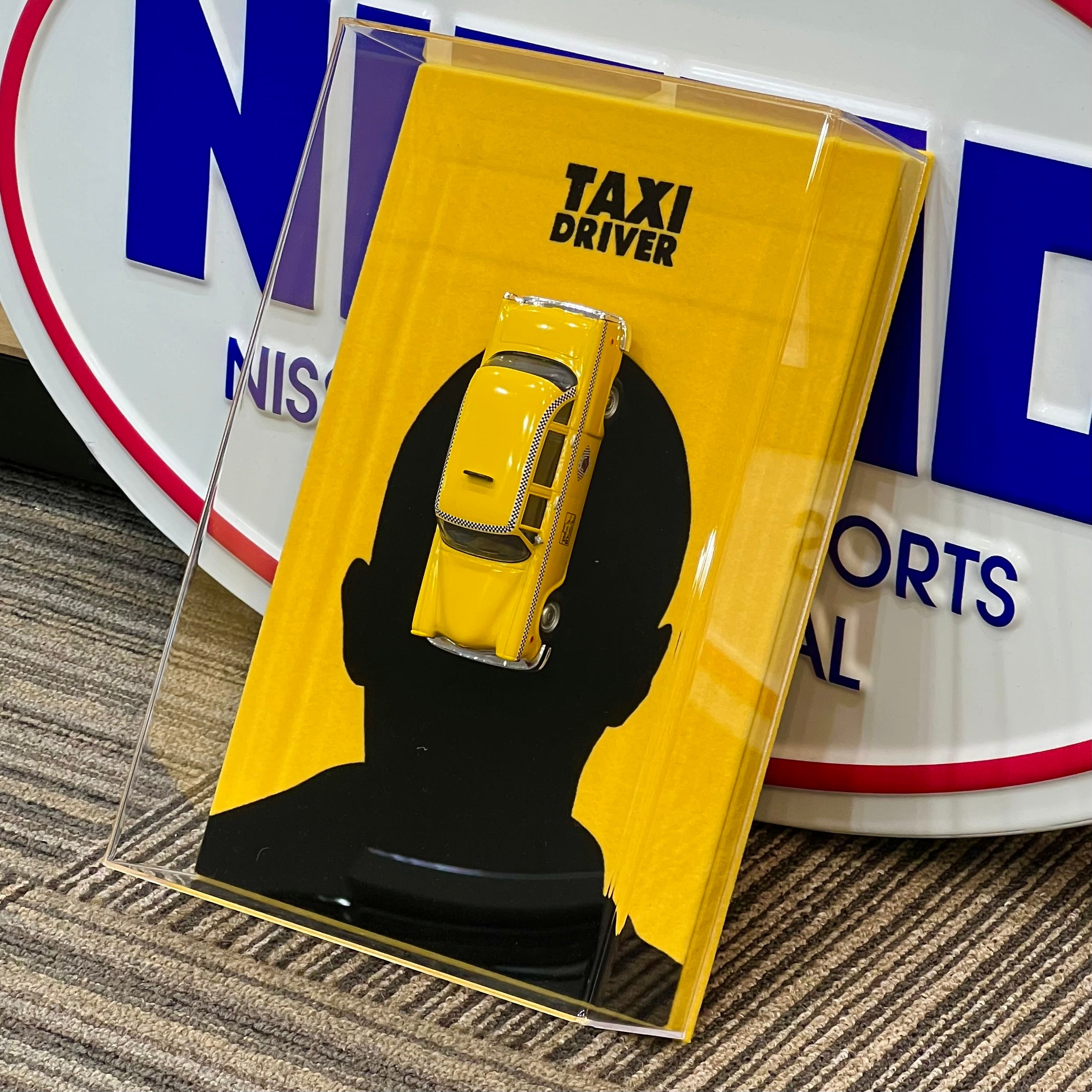 [Exclusive] IXO 1:43 Chevrolet Nova Yellow Checker Cab 《Taxi Driver》 Handcrafted fan-made edition, featuring a custom movie-themed display base.