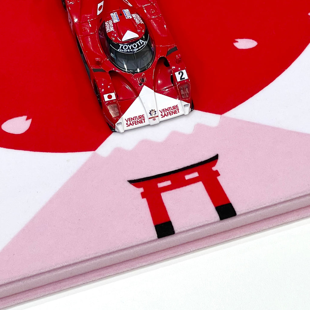 [Exclusive] HPI 1:43 TOYOTA GT-One TS020 Le Mans 1999 #2 - 8148 with Handcrafted Display Base (Sakura, Mount Fuji, Torii)