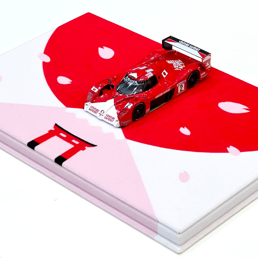 [Exclusive] HPI 1:43 TOYOTA GT-One TS020 Le Mans 1999 #2 - 8148 with Handcrafted Display Base (Sakura, Mount Fuji, Torii)