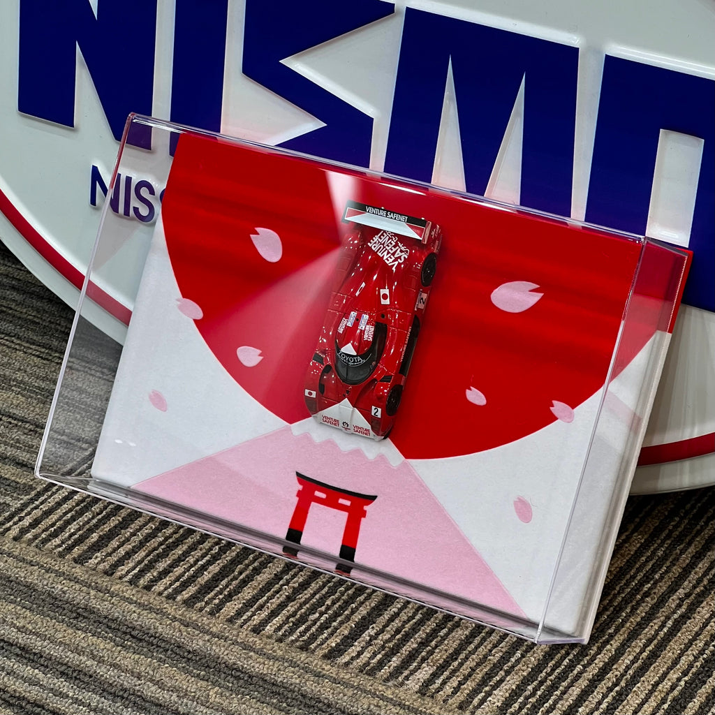 [Exclusive] HPI 1:43 TOYOTA GT-One TS020 Le Mans 1999 #2 - 8148 with Handcrafted Display Base (Sakura, Mount Fuji, Torii)